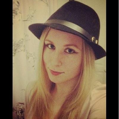 Love Singing & writeing my own songs also Follow back 2 :)