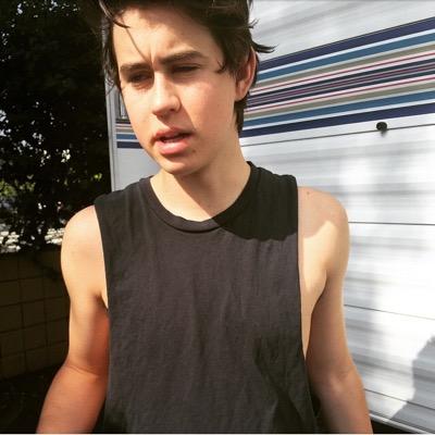 Follow @quitenash and turn on her notifications (tweet PROOF) and she will dm you to Nash Grier