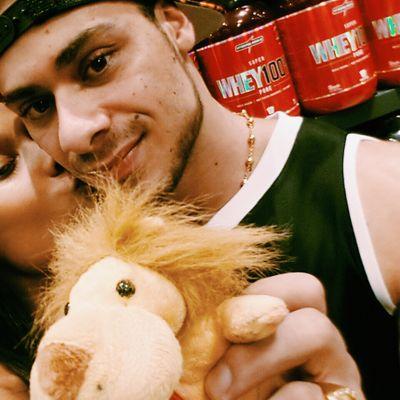Sim, eu amo um menino que é viciado em academia, sonha em ser um pop star, cantor do Bonde da Stronda e motivo da minha alegria! ☺☻