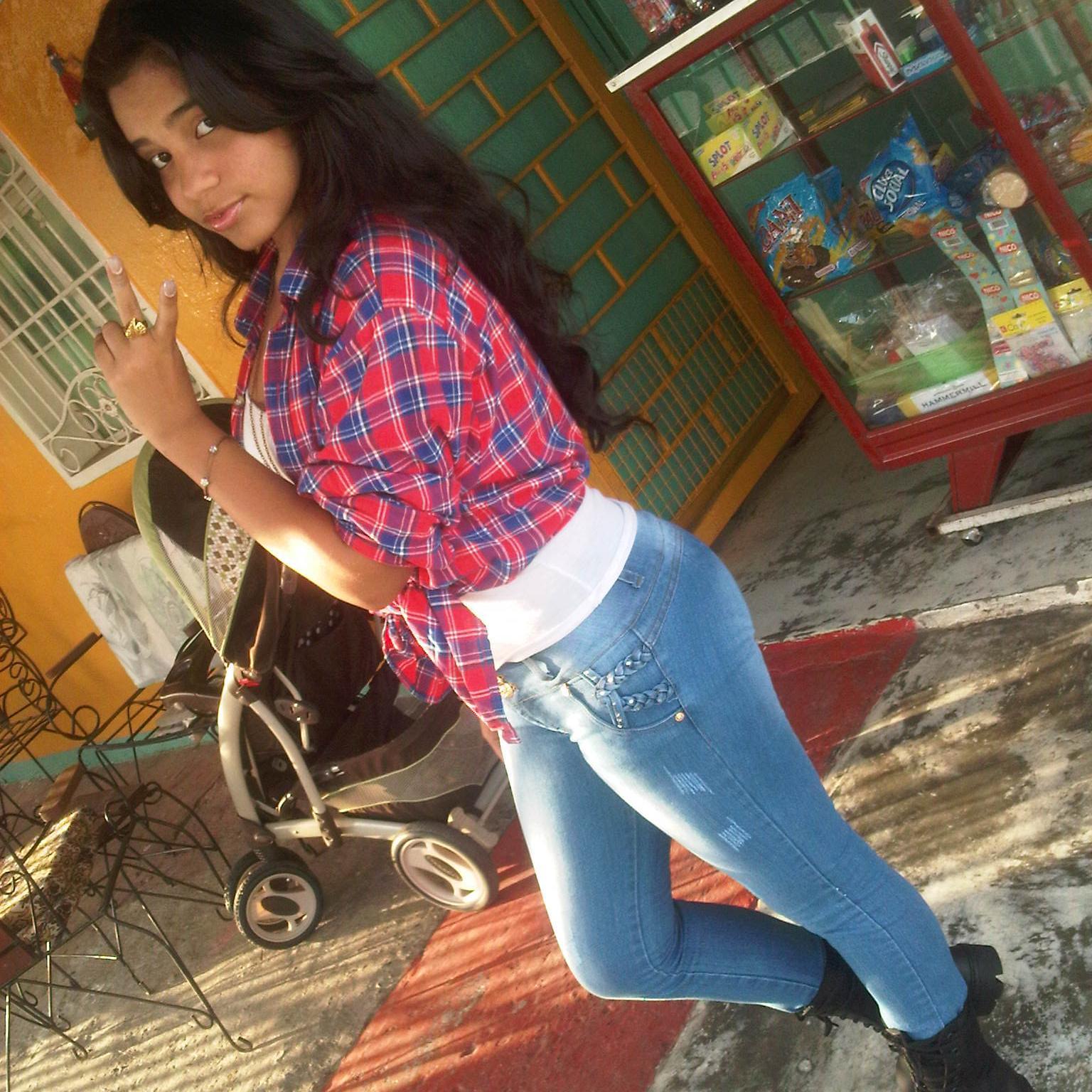Bailarina :3,estudiante con muchos sueños y metas por Cumplir. Amo la Musica!! Super Enamorada de la Vida!!.