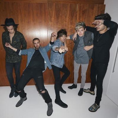 GO FOLLOW @1D5SOSLOVERSG PLEASE AND THANK YOU