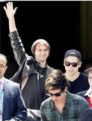 free follow...I love 5SOS. that is all.