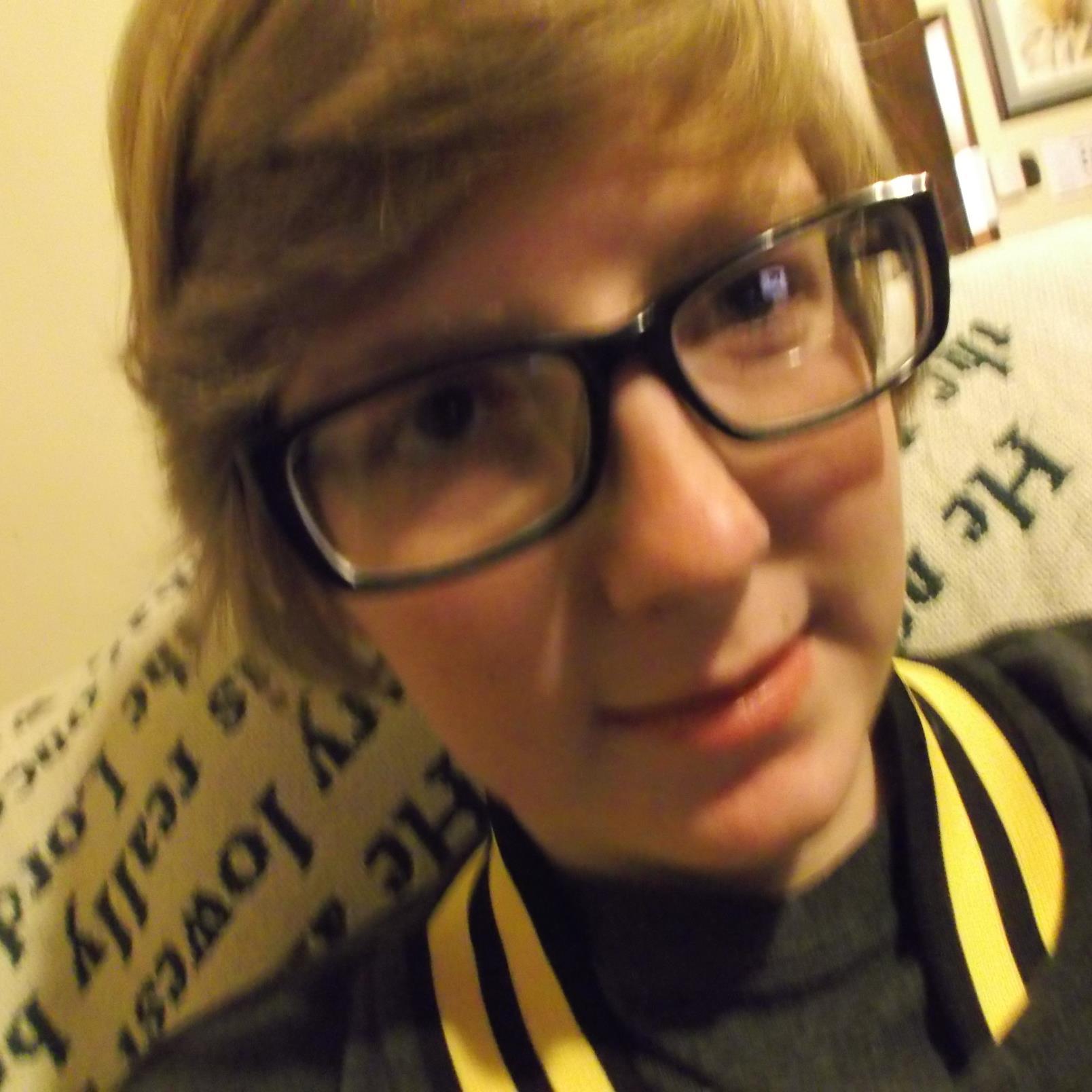 I'm your average dreamer , I'm a gamer who plays Destiny and Halo.  I love Doctor Who,  and the Walking Dead. I love Blood On the Dance Floor, Slayer and more.