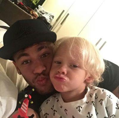 Tenho várias razões pra não desistir de você, e por mais que um dia eu venha pensar nisso, a primeira razão será o seu sorriso. @Neymarjr Te Amo Vida♡