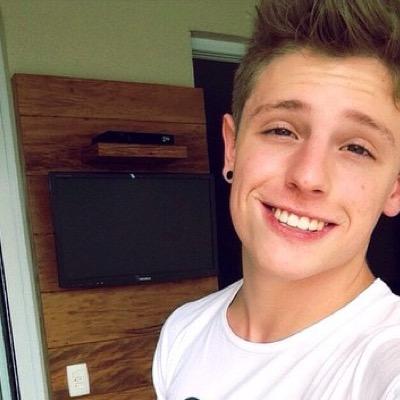 ♡pelo menos meu idolo me segue♡
