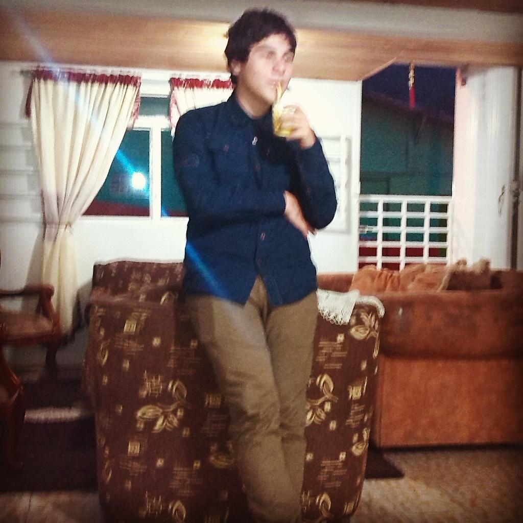 Músico en obra negra.