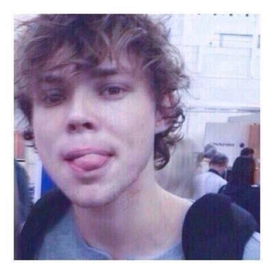 Even if you are not an Ashton Girls you are awesome :) 
Pls follow @fvckinbands_ and @5secsofbands__