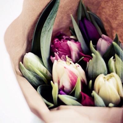 ابنةٌ لمبادئ شديدة البر بها،بلغتُ من حب الأدب عتيا،أتنفس الحرف دون أن أهين أناملي وأترفع عند التنفس حتى لا أهشم مبادئي. رب انفعني بما علمتني و زدني علما