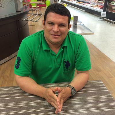 Contador publico, especialista en Revisaría Fiscal, enamorado de la vida y de la mujer que me ame