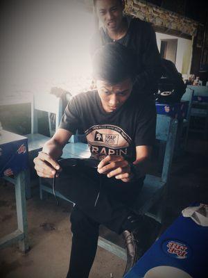 Cinta itu sederhana, jika kamu tak bsa membuatnya tertawa, kamu hanya cukup tak membuatnya terluka.