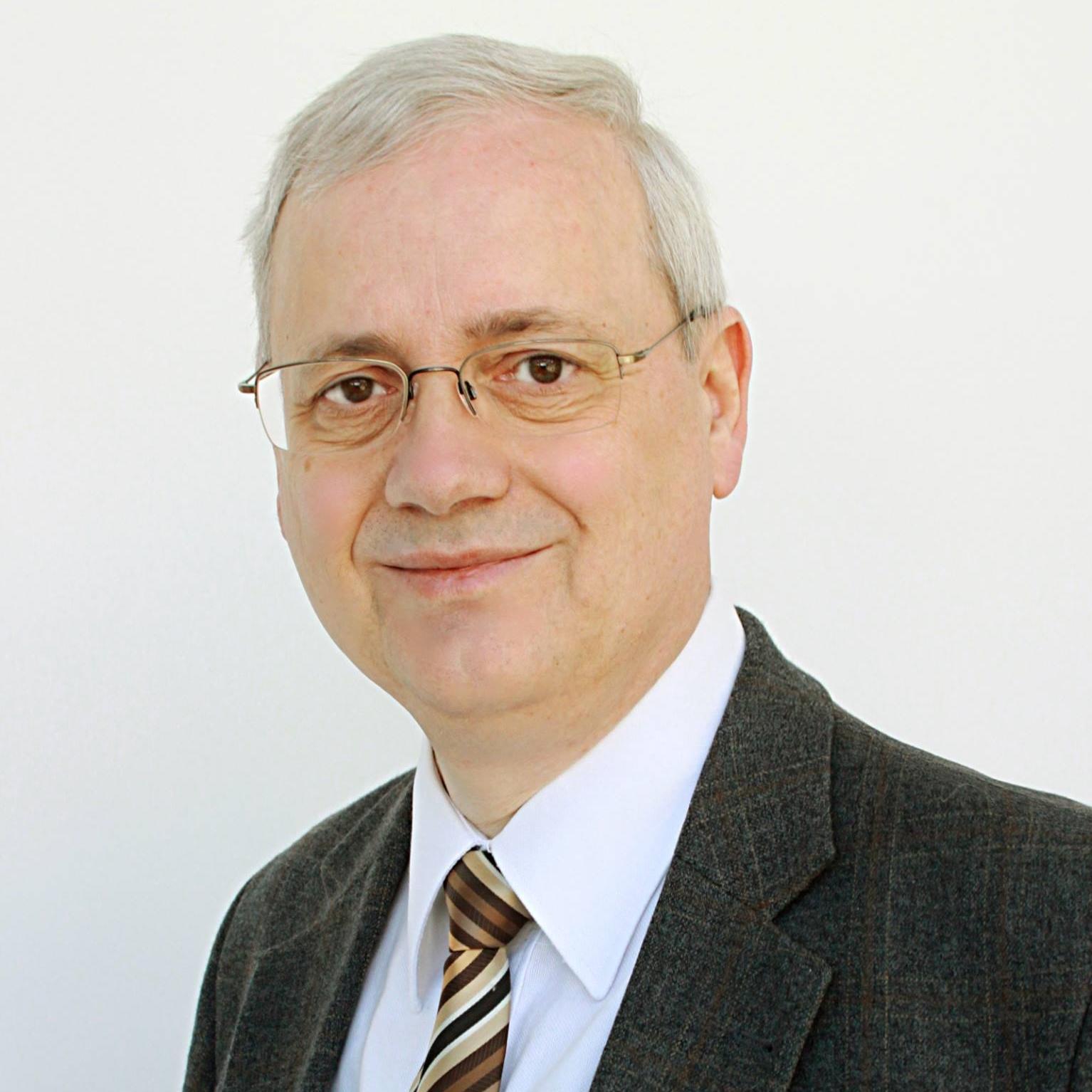 Ich bin verheiratet, habe 4 große Kinder. Gelernter Versicherungskaufmann, tätig als freier Mehrfachagent, auch im Bereich Vollmachten und Patientenverfügungen.