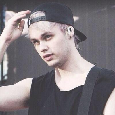 please follow @5sos_ewokalps and on insta @awk_kasi