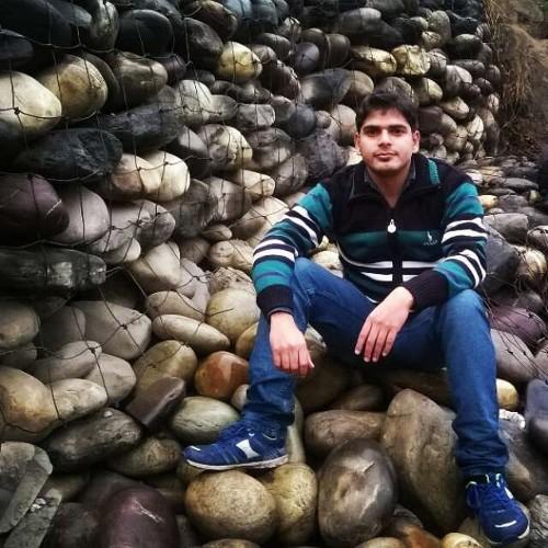 मै अकेला हूँ। खुद को खोज रहा हूँ जिस दिन मिल गया खुदको, आपको बतला दूंगा।
