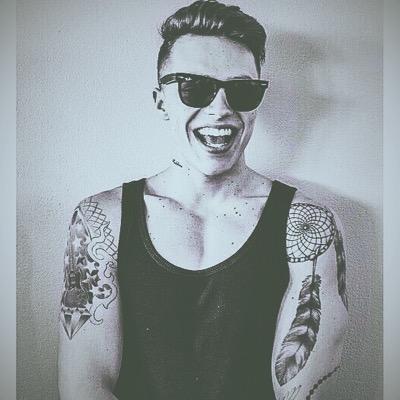 “Esse teu jeito me domina. Esse sorriso me alucina.”         #10/05