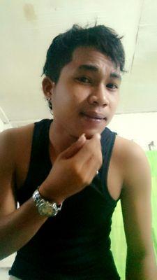 (Menanti aku melihatmu.. Tetap menunggu jawaban rasa darimu.
Kusangka kita saling mencinta.. Tapi sayang aku hanya terlalu berkhayal)