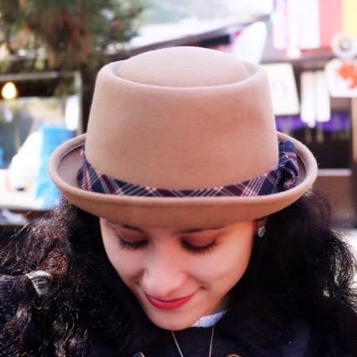 From Argentina, living in Japan. Graphic designer. Make up artist. Photography, books and Japanese culture.