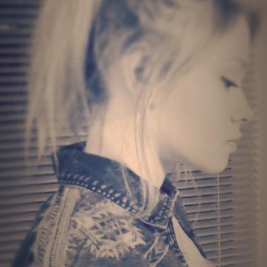 ~young teenager de 17ans, Caroline, v'né parler ;) #jefollowBacksituFollow ♡ #Blonde #blueEyes #crazy insta: mickey__mouse__98 snap: lico_ruillone