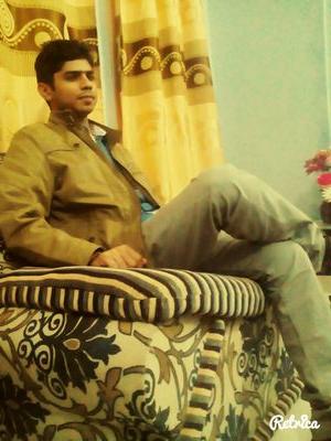 got sexy looks ;)
simply attractive that girls r blind who say he is not HANDSOME ;)