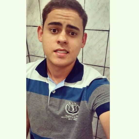 “Nunca troque o que mais quer na vida, pelo o que mais quer no momento. Momentos passam, e a vida continua.”