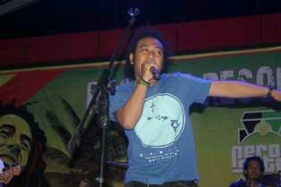 Solois dgn genre musik reggae