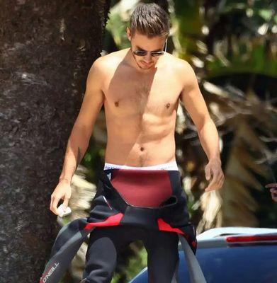 Eu vou morar em londres,vou ser muito rica,ter três filhos com o zayn e depois disso vou ler outra fanfic