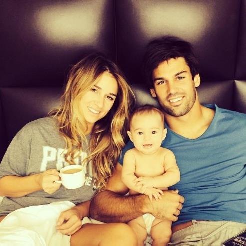 I'm Rosalie but Call me Rose. I am 1 {shows 1 finger} I'm my mommy and daddy's little angel. My mommy is @SassyMinxVic my daddy is #Bradon #SouthernComforts RP.