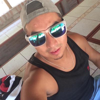 estudiante de contabilidad y con aptitudes competentes. tengo 23 años, signo escorpion. me gusta mucho el deporte, sobre todo el futbol