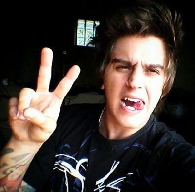 Não que eu tenha alcançado tudo aquilo que eu sempre quis, mas viver a vida desse jeito hoje é o que mim faz feliz ♪♫ @rockrestart