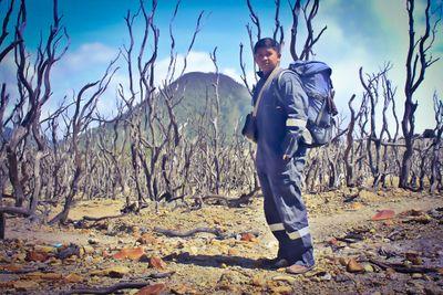 Anak kedua satu-satunya - Berdiri diatas bumi dan dekat dengan awan.