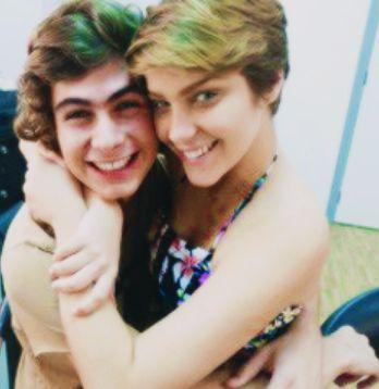 Segura sua mão na minha,para fazermos juntos o que não podemos fazer separados.
