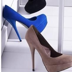 Vendeurs spécialisés dans le prêt-à-porter, chaussures à prix cassés, des bijoux de la gamme fantaisie au bijoux de 1ère qualité.