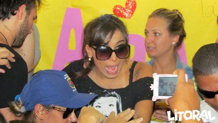 E se o mundo estiver contra você , eu fico contra o mundo @Anitta
