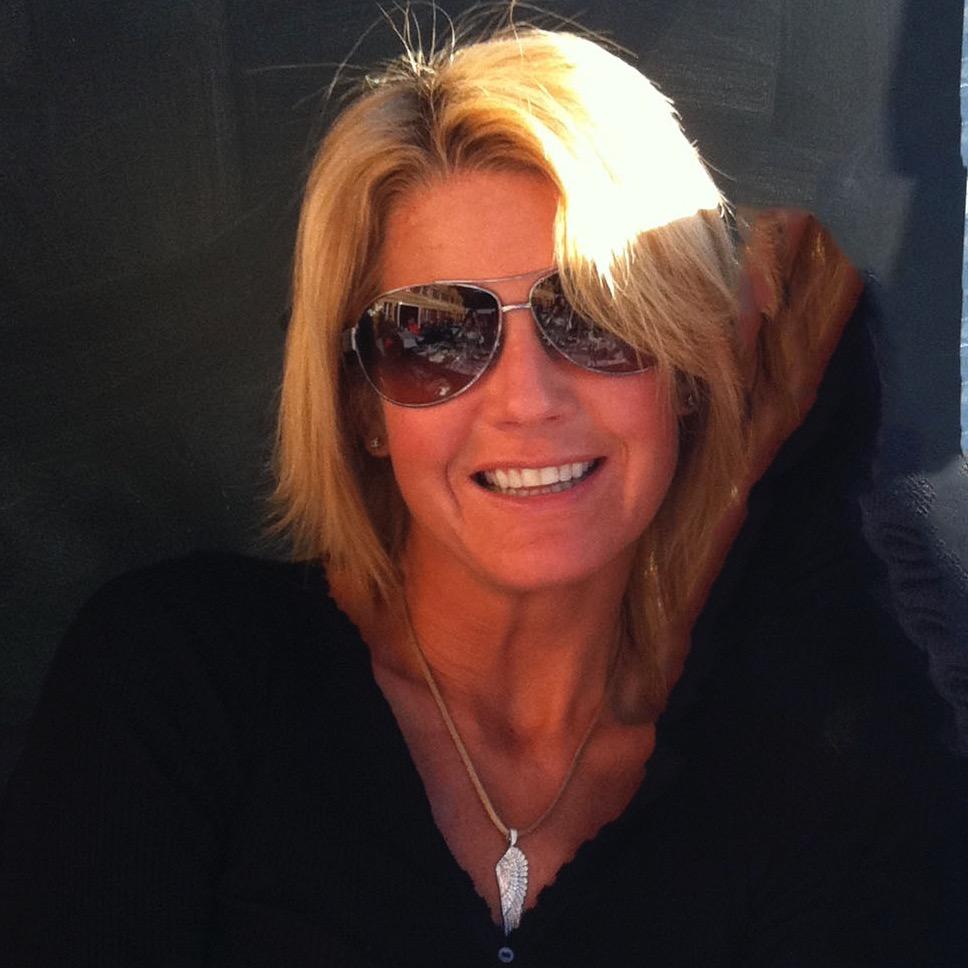 mikaelavgl's profile picture. Swedish-born artist. Based outside London, UK. Love art, ocean & skiing. Devoted to family, friends, life and laughter