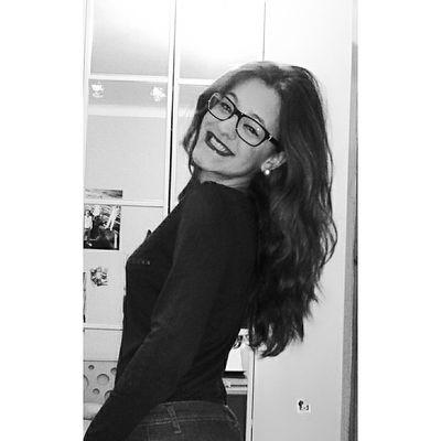 VirgiFdez98's profile picture. La vida no se ha echó para comprenderla, sino para vivirla