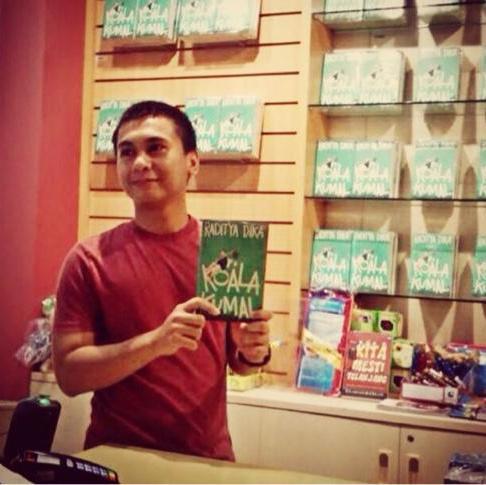 Ceritanya jadi Raditya Dika | Penulis buku. Penulis skenario TV dan layar lebar. Suka makan martabak. | Yang asli @radityadika