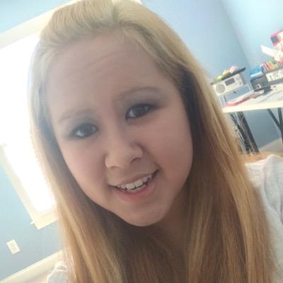 sarahtovar7's profile picture. Live love laugh3