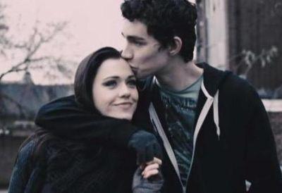 16. Lightwood. Orgullosa. Tan bella como peligrosa. Enamorada de Simon Lewis #FreeRol