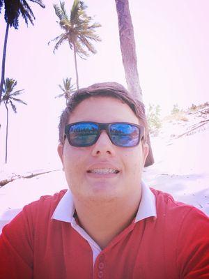 Sou a alegria de quem me ama, a tristeza de quem me odeia e a ocupação de quem me inveja..!