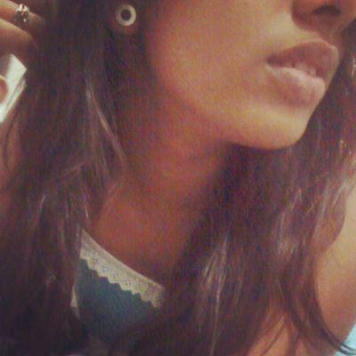 Bem Vindo ao meu mundo triste cheio de decepções, onde a ironia ocorre, o medo destrói e o sorriso falso se espalha e a dor a gente sente por dentro.