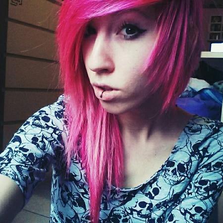 sarah_pma's profile picture. 18, meow. 'vorrei sapere a cosa stai pensando ora che hai gli occhi chiusi e abusi del fatto che sbando, e quel sorriso messo come scudo'