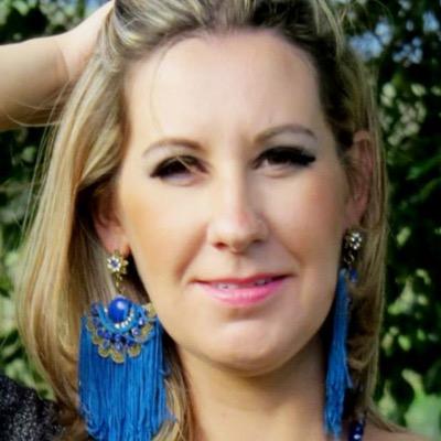 Eu sou alguém que você pode contar sempre. Alguém que vai te fazer rir e também chorar.Porque sou transparente sou verdadeira amiga, complicada, atrapalhada ,,,
