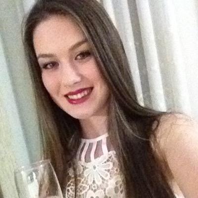 Você tem que ser forte o bastante para não deixar as criticas mudarem quem você realmente é.