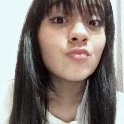 2/12 Faço vídeos no vine com uns amigos doidões da escola @_dreamharmony, @akemihidaka e @_buuhcampos_
