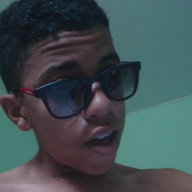 Vocalista , 15 Anos e Solteiro .