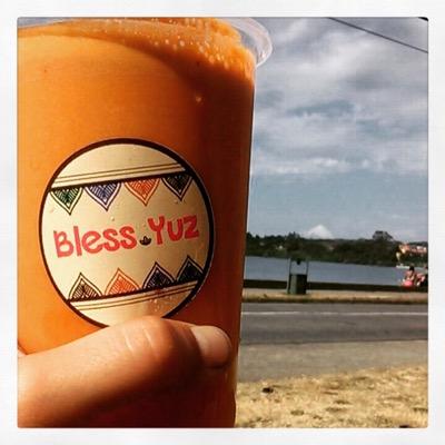 somos bless yuz un foodtruck donde podras encontrar una gran variedad de jugos y batidos , cafeteria organica , reposteria vegana y deliciosos sanguches !!!