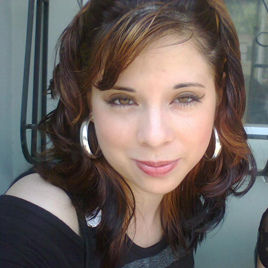 siempre innovando mis pensamientos pero asegurando mis decisiones, una mujer tiene que ser valiente, original, debe hacerse respetar ,  imponer  sus decisiones