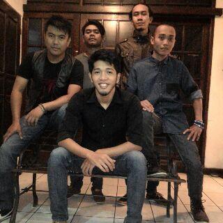 Personil Meybell: Robby R Wulur (Vocal), Isyar (Bassist), Denis (Melody), Aris (Keyboard), Yayan (Drum) Booking Event CP :082251097914 (Dhian)