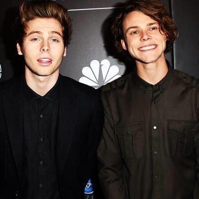 follow @5sosupdateww_ and read my luke story http://t.co/gexzL8DvVI