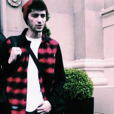 hellooo please follow @97ftlarry and rt the link in her bio or i unfollow qts (◡‿◡✿)