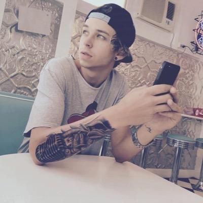 follow @5sosupdateww_ and read my luke story http://t.co/gexzL8DvVI
